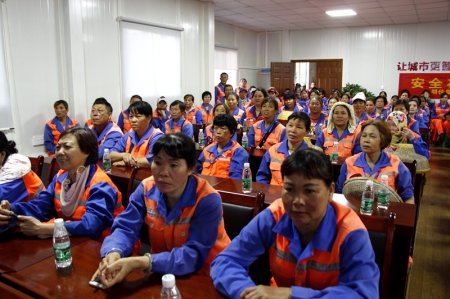 集團公司黨支部組織一線員工集中觀看《厲害了，我的國》